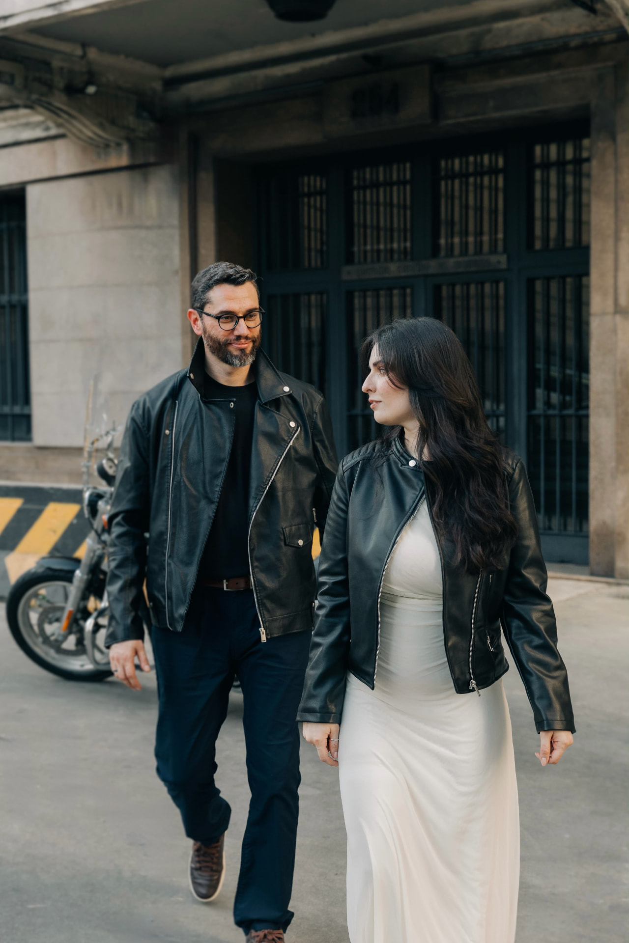 Isabela e Fernando caminhando juntos