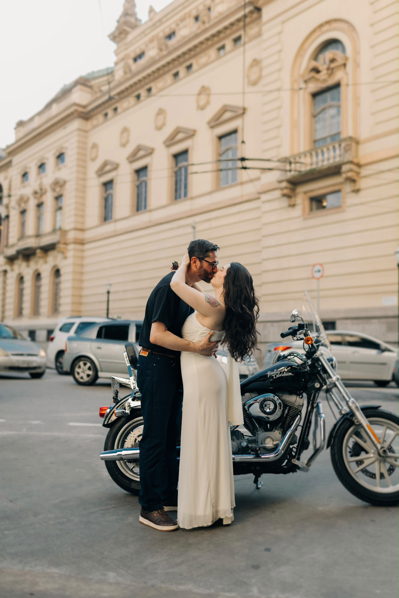 Isabela e Fernando juntos ao lado de uma motocicleta